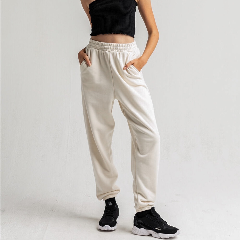 𝗦𝗢𝗟𝗗 ADIDAS Relaxed No-Dye Jogger Sweatpants